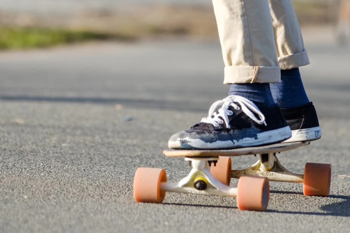 Mann auf Longboard brettert mit 40 Sachen durch Sachsen: Polizei greift ein