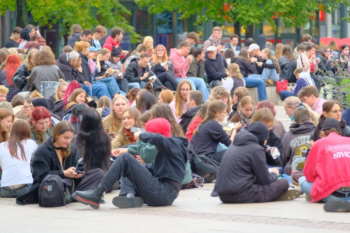 Hunderte Teenager essen Pudding auf Leipzigs Augustusplatz: Was hat es damit auf sich?