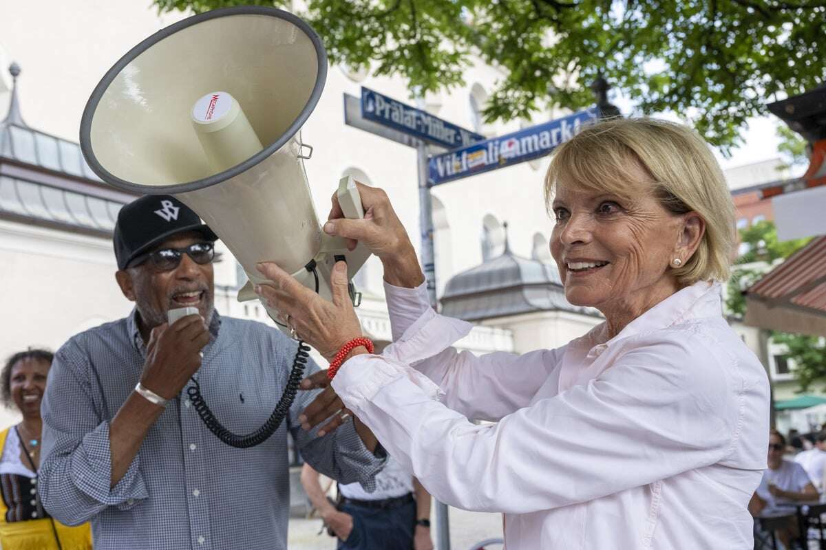 Uschi Glas mit Megaphon auf dem Viktualienmarkt: 