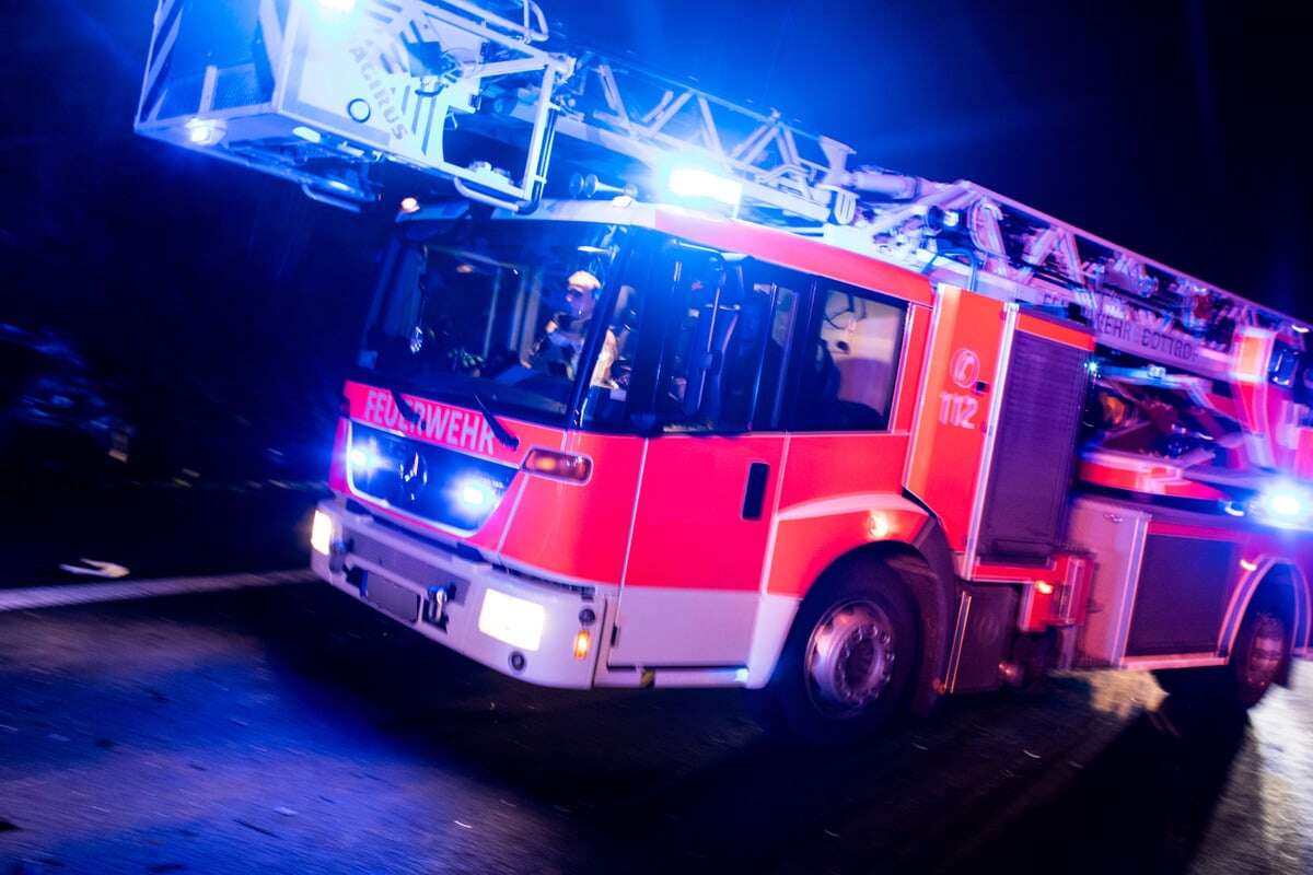 14 Autos in Flammen: Großeinsatz bei Autohändler in Lörrach!