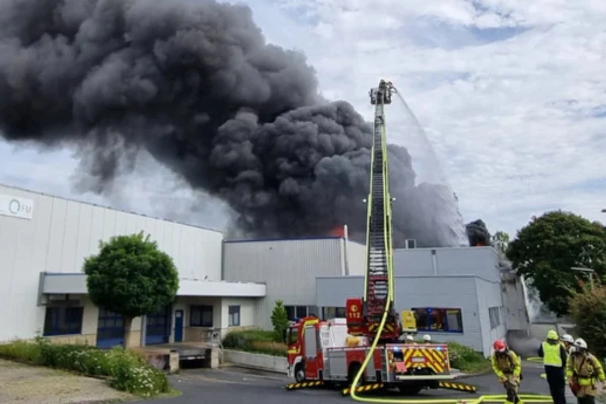 Großbrand von Gewerbebetrieb in Monheim: Keine Gefahr mehr für Bevölkerung