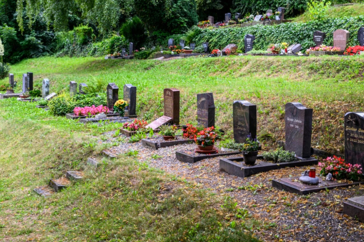 Grabsteine beschädigt: Chaoten randalieren auf Friedhof in Mittelsachsen