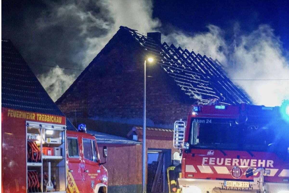 Großbrand hält Feuerwehr stundenlang in Atem: Haus durch Feuer komplett zerstört