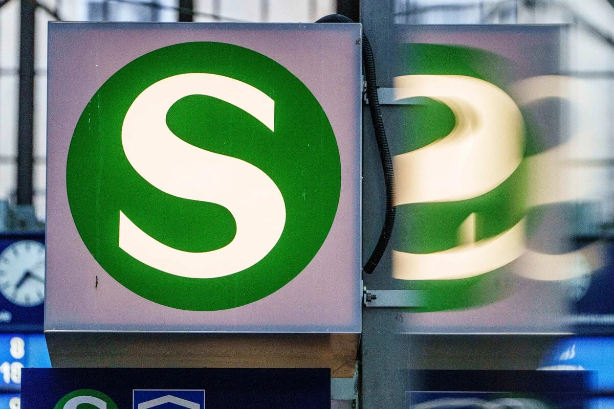 Böschung am Hauptbahnhof Stuttgart brennt: S-Bahnen stehen still