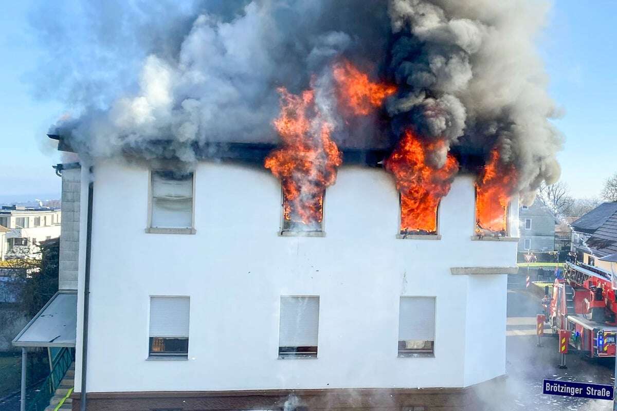 Familienhaus in Pforzheim geht in Flammen auf: 500.000 Euro Schaden!