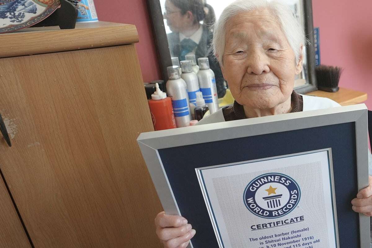 Seit mehr als 85 Jahren steht sie im Salon: Sie ist die älteste Friseurin der Welt