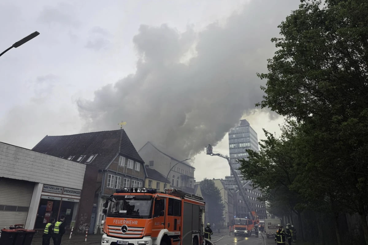 Dunkle Rauchwolke über dem Hamburger Süden! Dachstuhl steht in Flammen