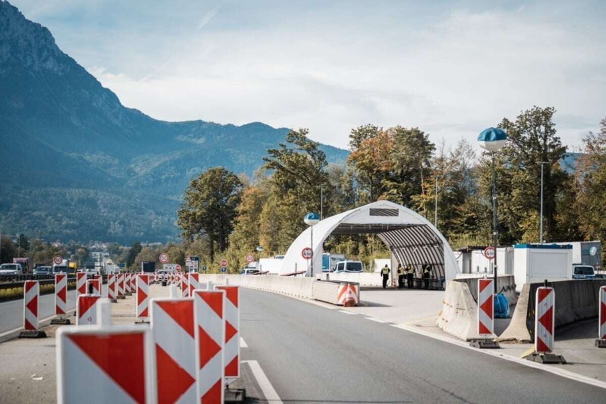 Audi durchbricht Grenzkontrolle an der A8 und rast davon