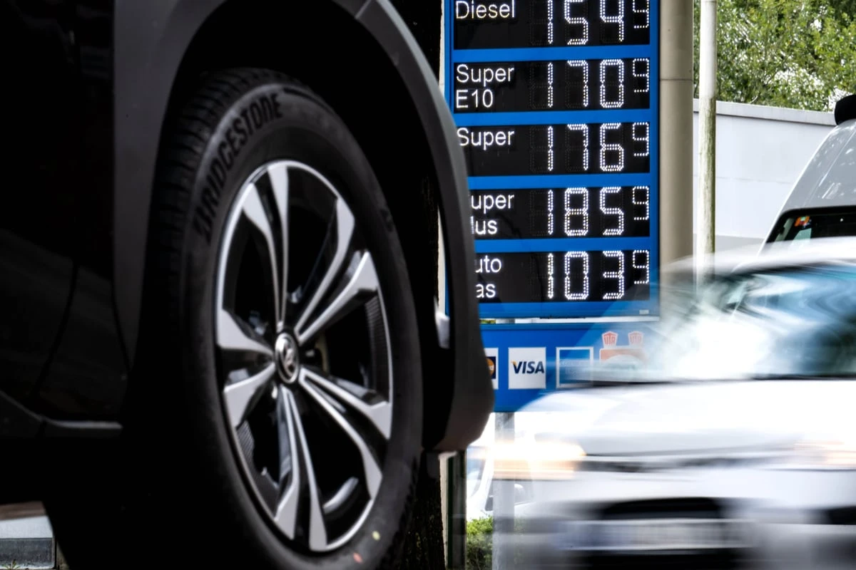 Maskierter Messer-Mann überfällt Tankstelle in Zollstock - Polizei sucht Zeugen