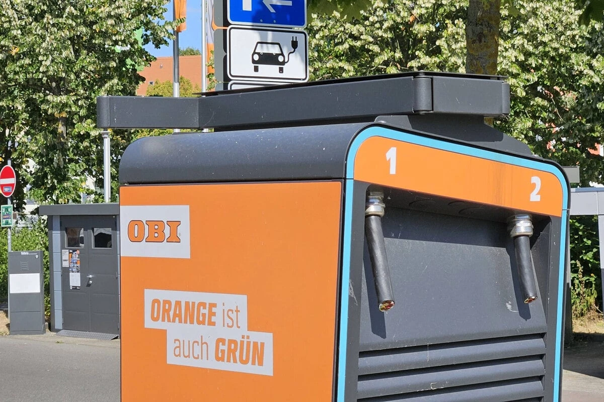 Männer auf Drogen schneiden Kupferkabel an E-Ladesäulen durch: Polizei stellt die Täter