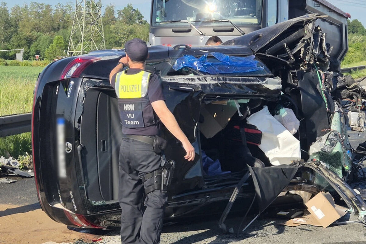 Heftiger Unfall auf A4: Autofahrer eingeklemmt - Heli im Einsatz