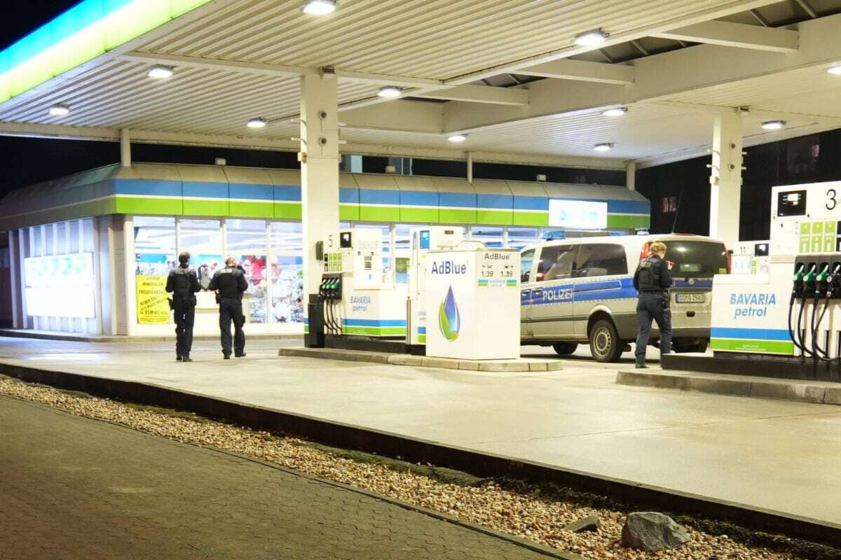 Trio geht mit Machete und Schreckschuss auf 30-Jährigen los! Mutiger Tankwart verjagt sie