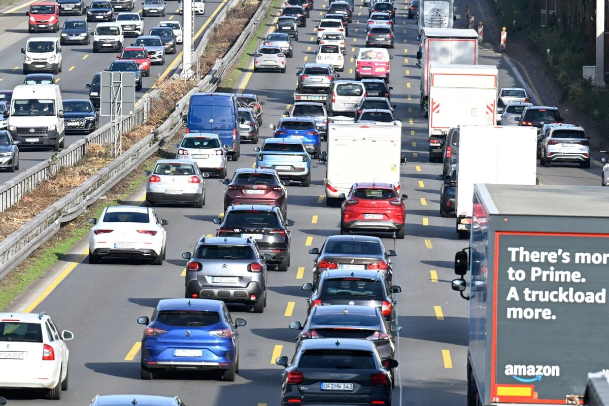 Unfall mit mehreren Lastwagen! A61 bei Bonn voll gesperrt