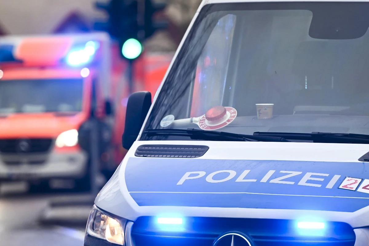 67-Jährige rammt Polizeiwagen in Kreuzberg: Dann versucht sie zu fliehen