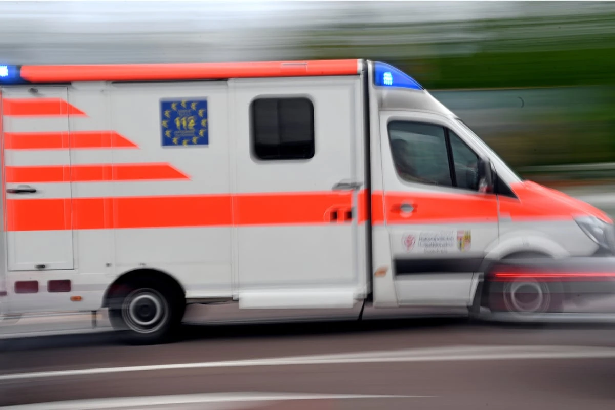 Zeugen gesucht: Radlerin weicht wegen E-Roller-Rüpel auf Straße aus und kracht in Mopedfahrer