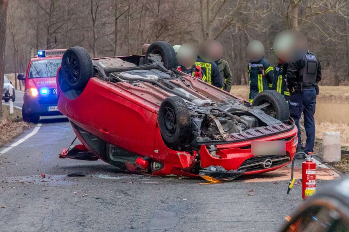 Heftiger Unfall im Erzgebirge: Opel knallt gegen Baum und überschlägt sich