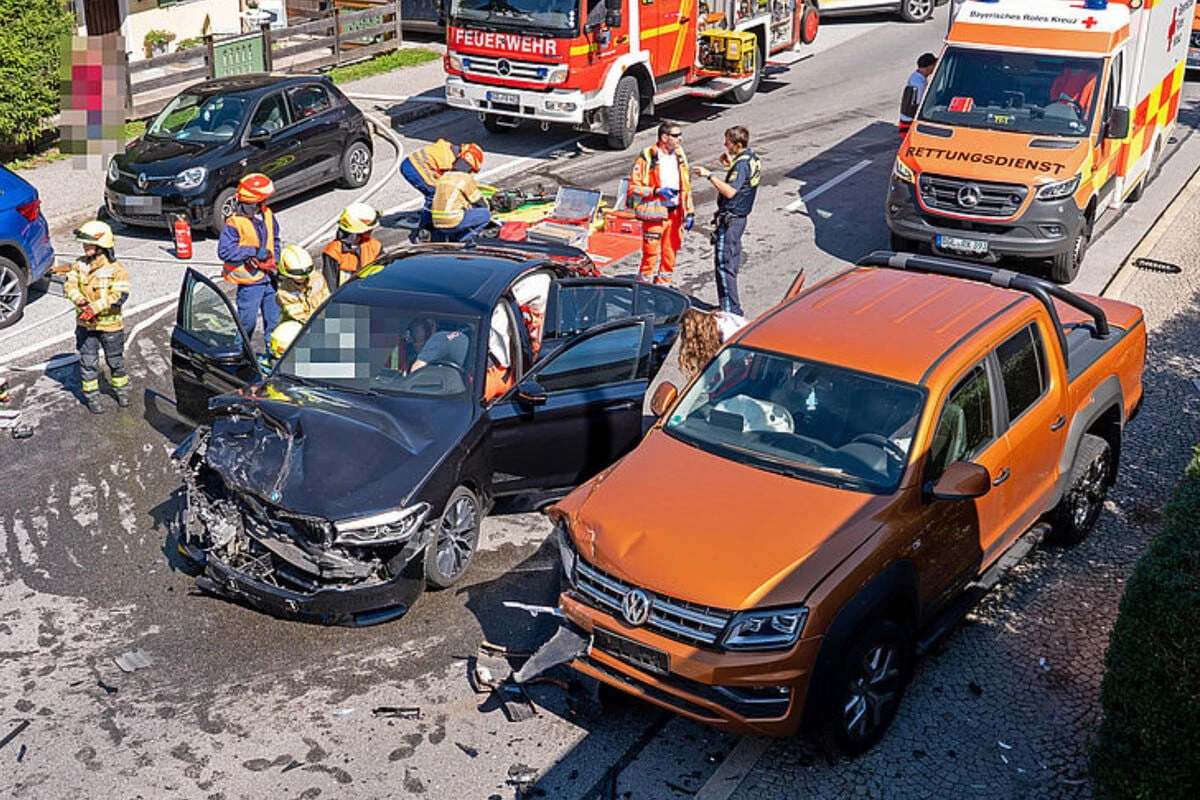 Schwerer Unfall in Berchtesgaden: VW-Pickup und BMW krachen frontal ineinander