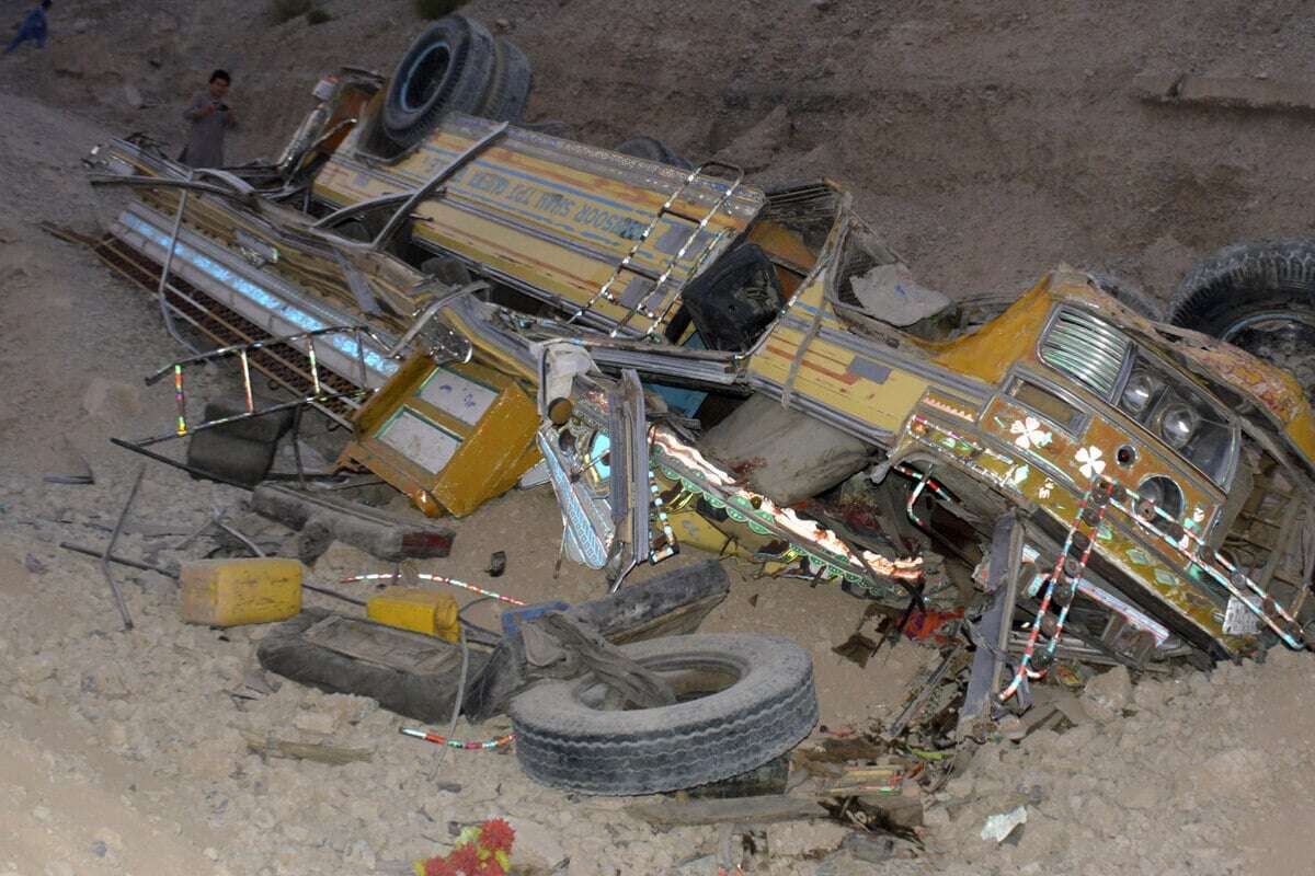 Mindestens sieben Tote! Bus mit Hochzeits-Gesellschaft stürzt in die Tiefe