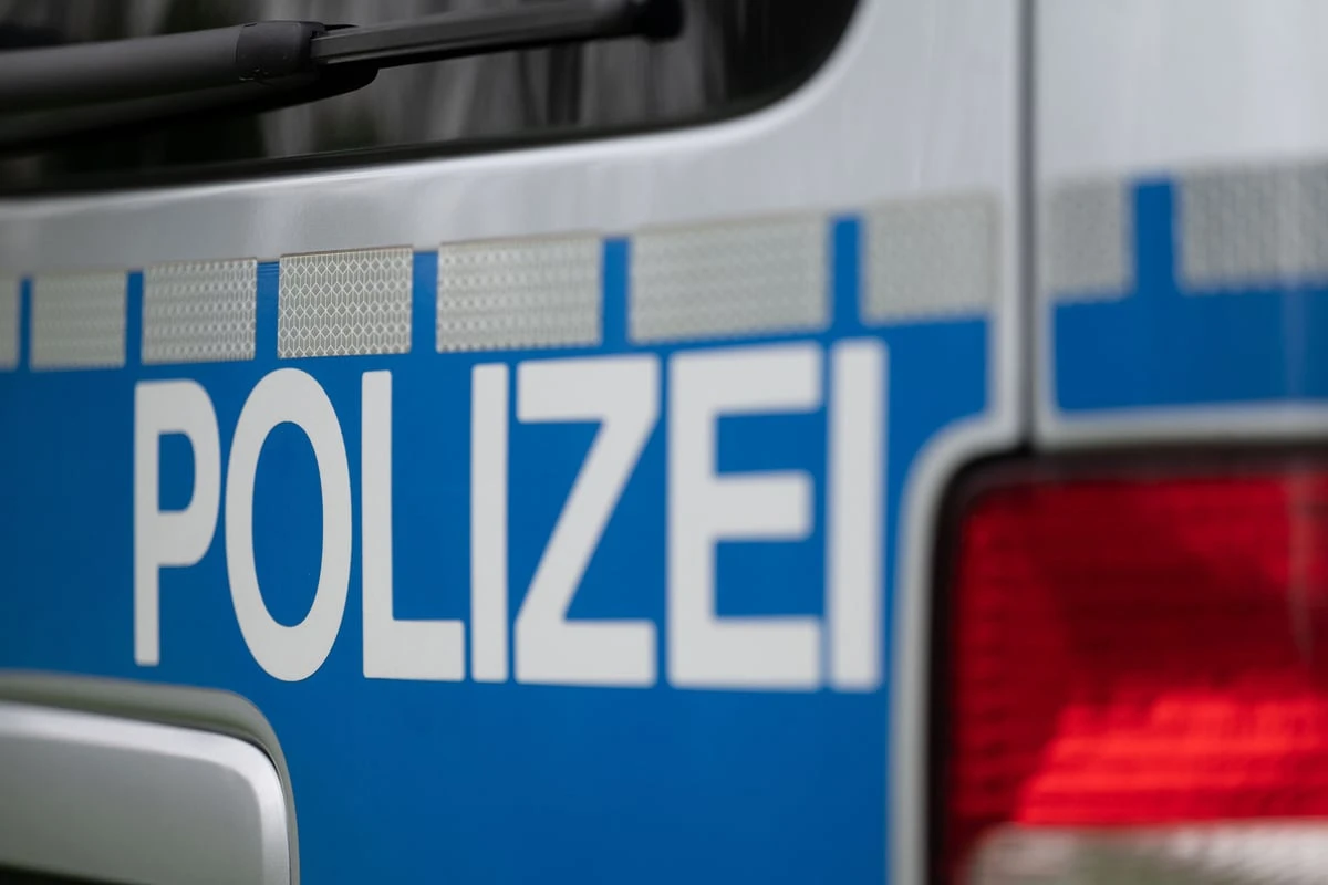 Direkt vor Polizeiwache in München: Mann wirft Pflastersteine auf Streifenwagen