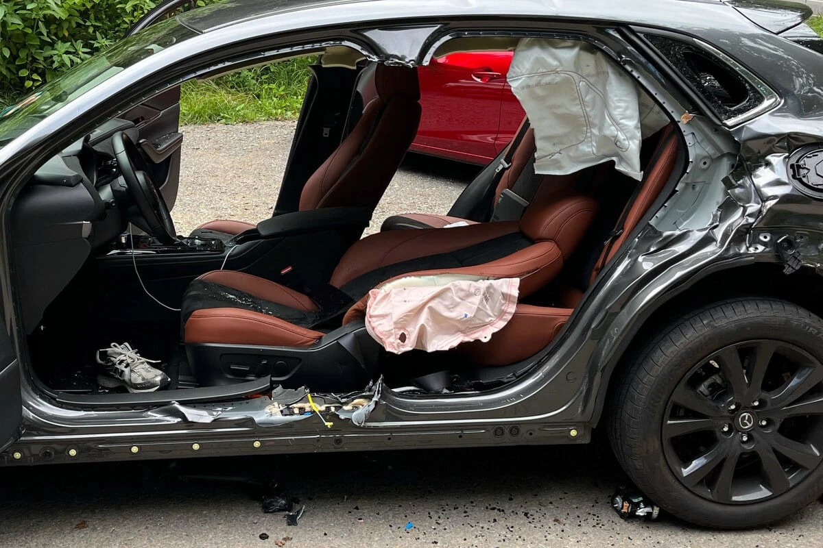 Frontal-Crash in Odenthal: Feuerwehr muss 19-Jährigen aus Auto schneiden