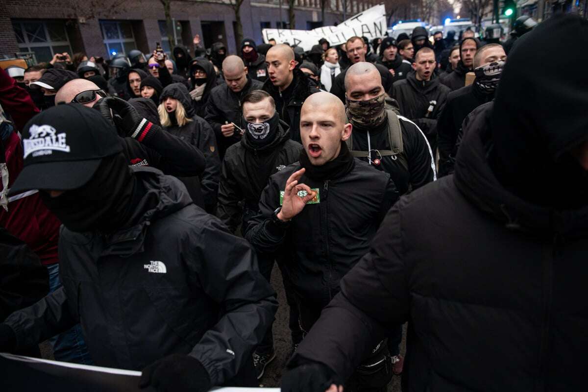 Tausende Gegenprotestanten stellen sich Neonazis in Berlin entgegen