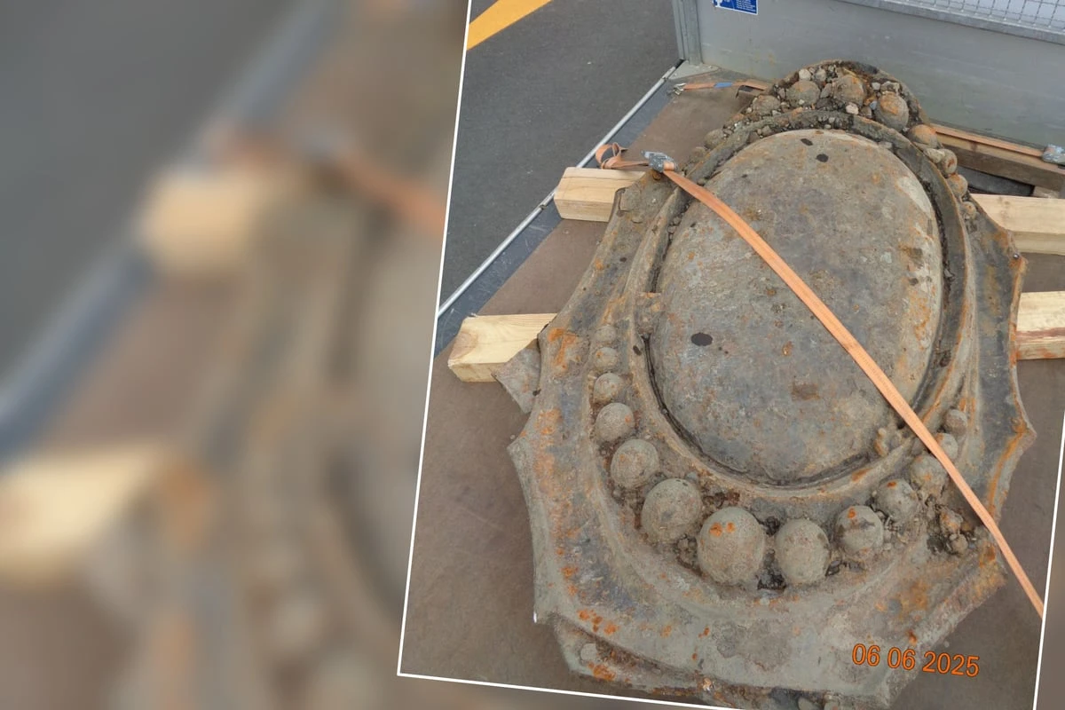 Schmuckstück der Carolabrücke: Relief aus Gusseisen aus der Elbe geborgen