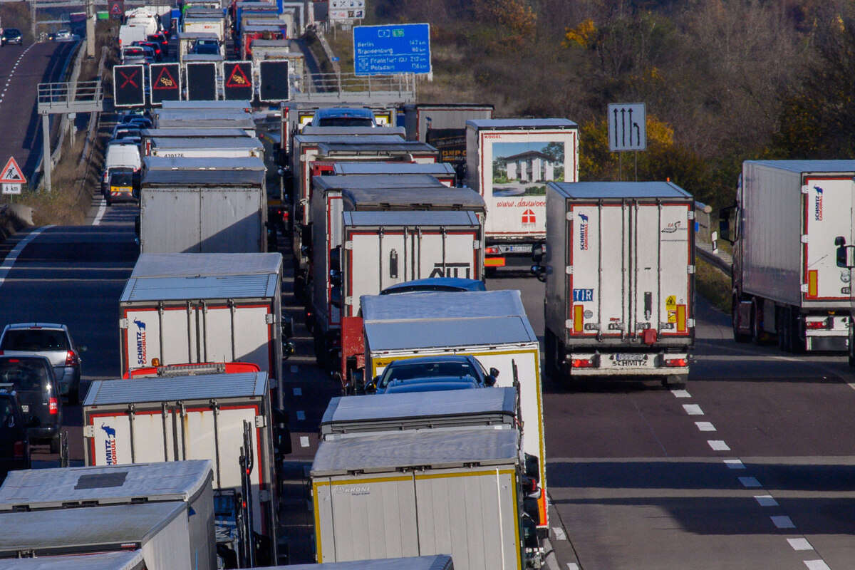 Im Stau eingeschlafen: Betrunkener Autofahrer muss von Polizei geweckt werden