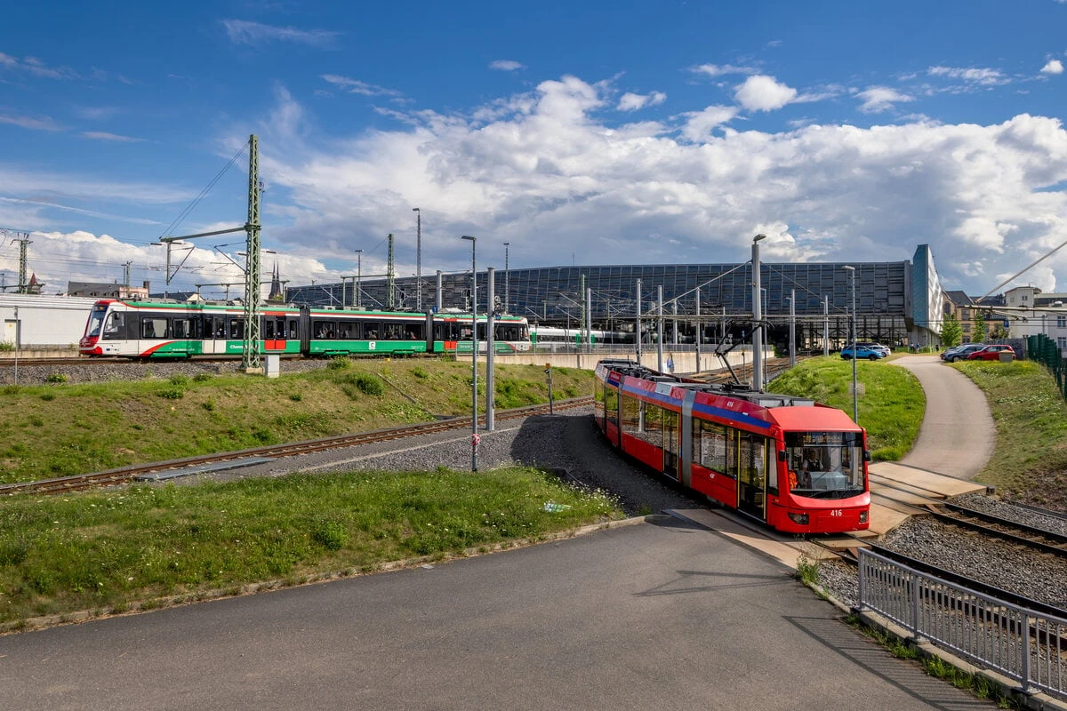 Weinfest, Bryan Adams & Ballonfest: Jetzt fahren mehr Bahnen und Busse!