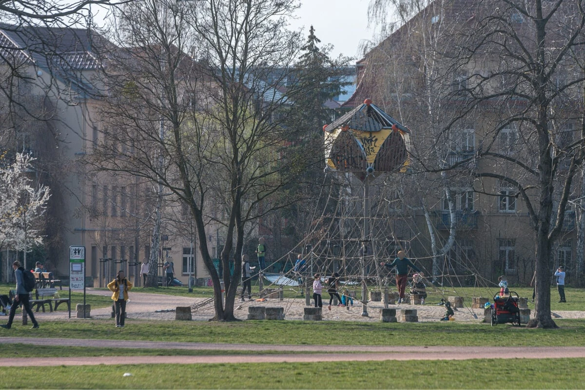 Vorfall im Alaunpark: Täterduo bedroht Pärchen mit Messer und raubt Wertgegenstände