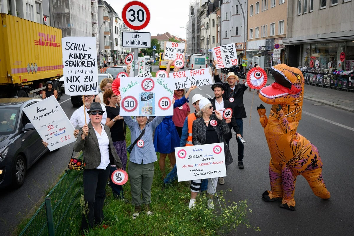 Satire auf der Straße: Berliner protestieren mit Kostümen gegen Tempo 50