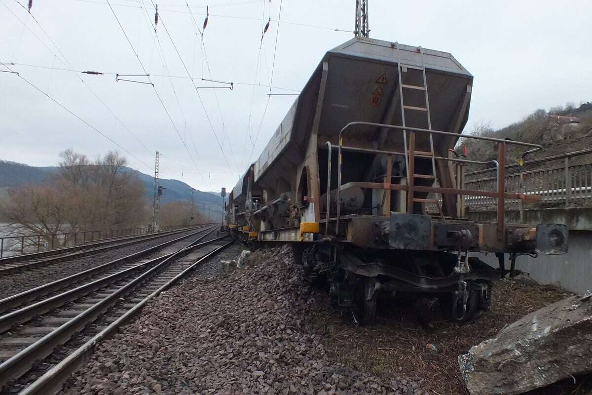 Unglück mit Verletzten! Bauzug kracht gegen Prellbock und entgleist