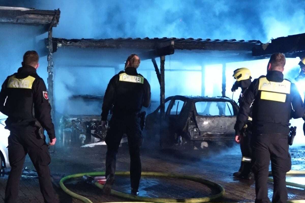 Autos stehen in Flammen! Achtjähriger bemerkt Feuer und wird zum Lebensretter