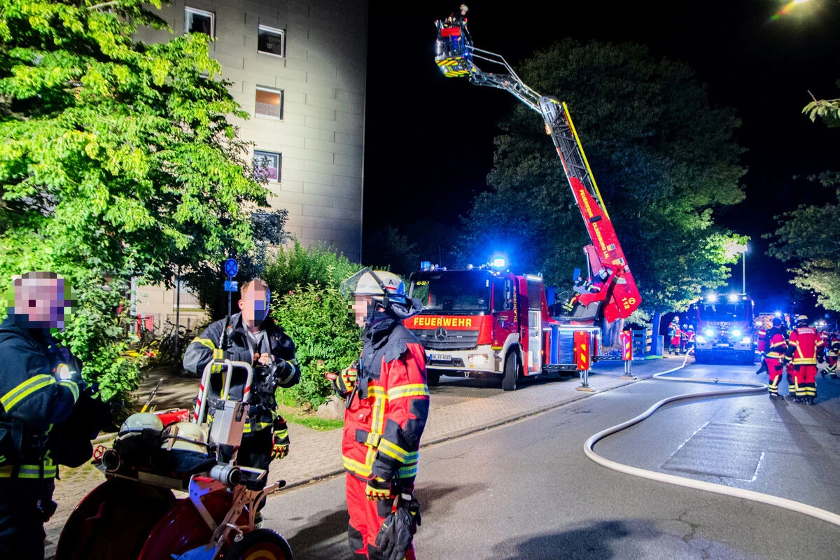 Starker Rauch dringt aus Wohnung: Kurze Zeit später wird ein Hochhaus evakuiert