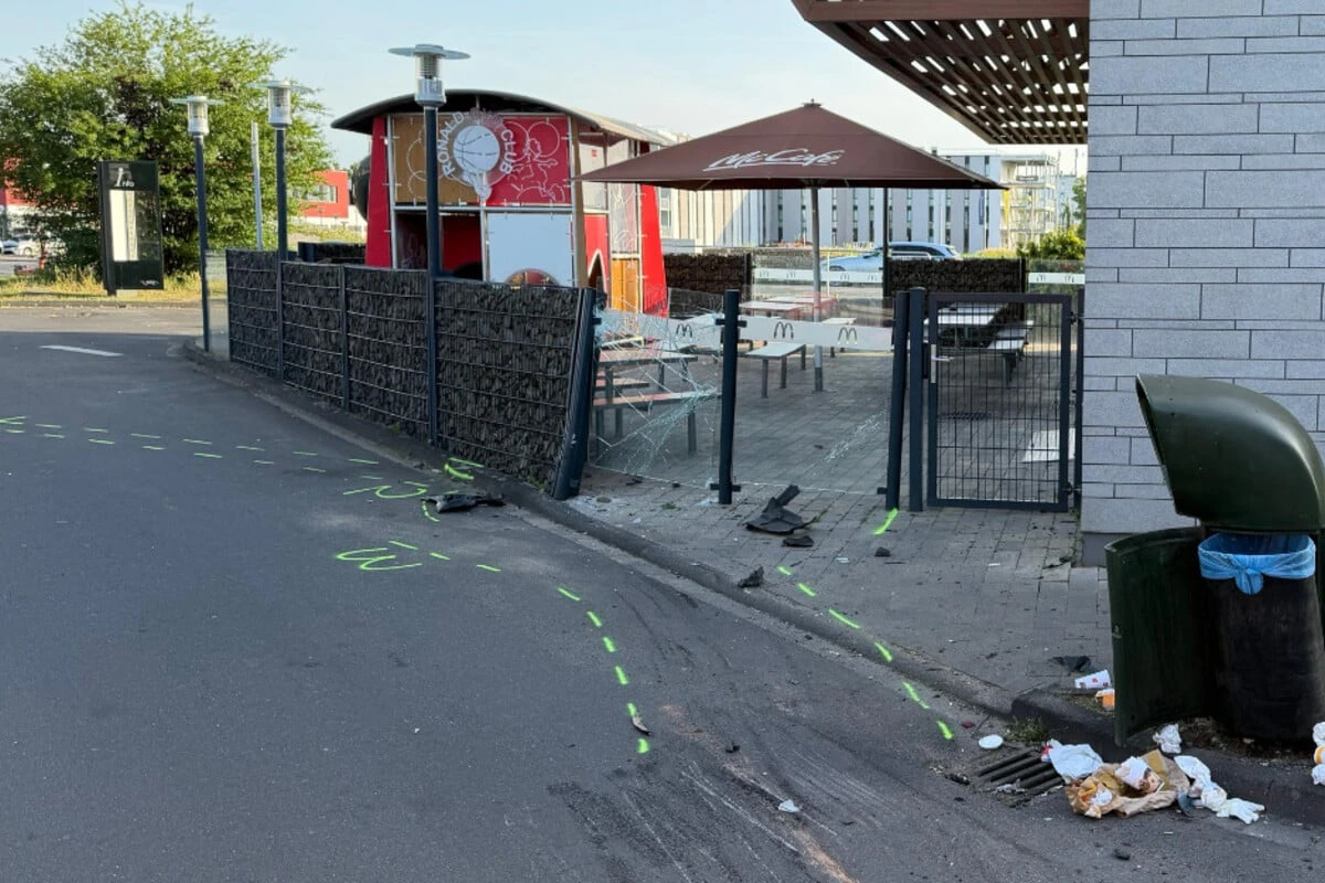 BMW Schrott! Poser will driften und knallt in McDonald's