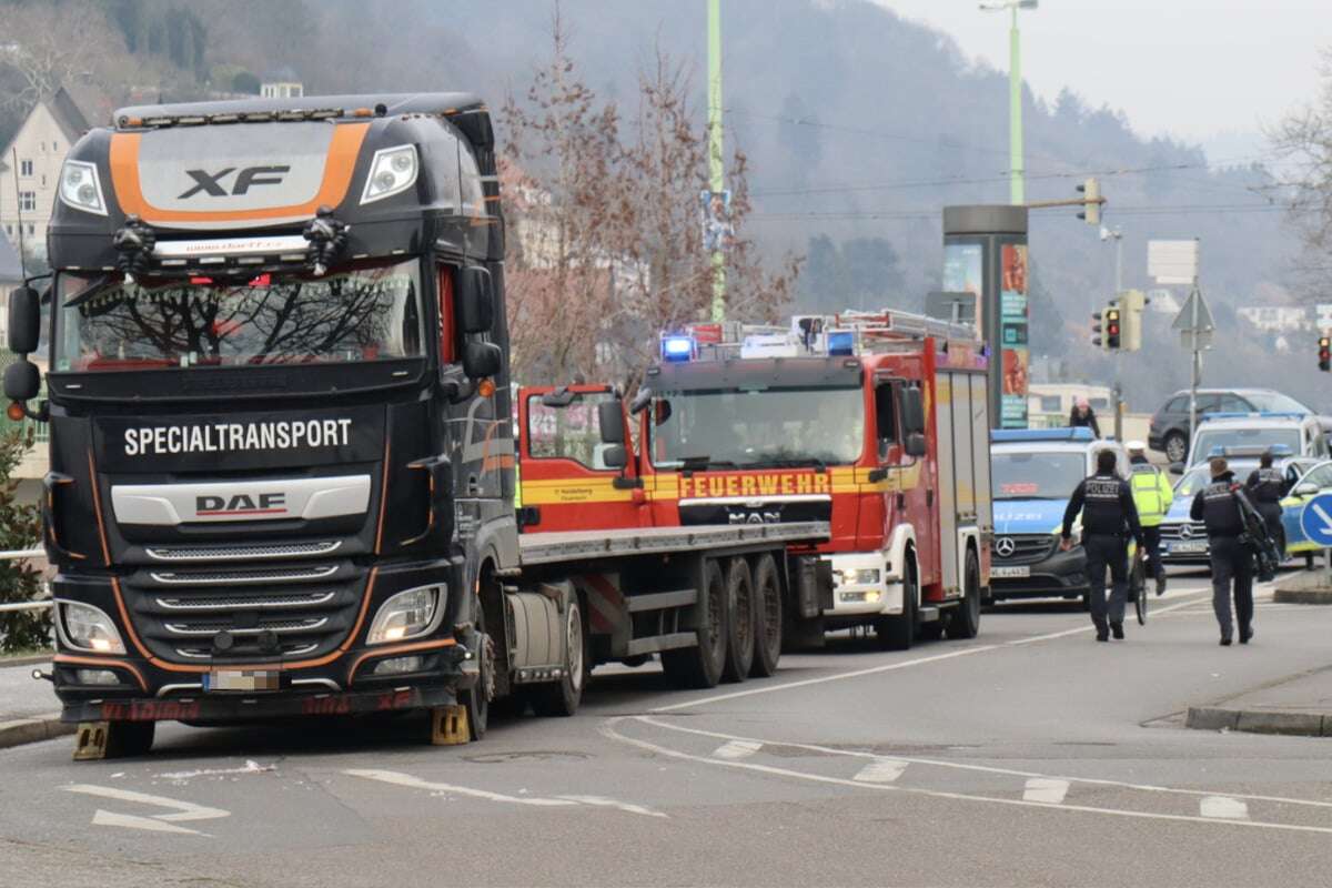 Lkw erfasst Radfahrerin und schleift sie mehrere Meter mit