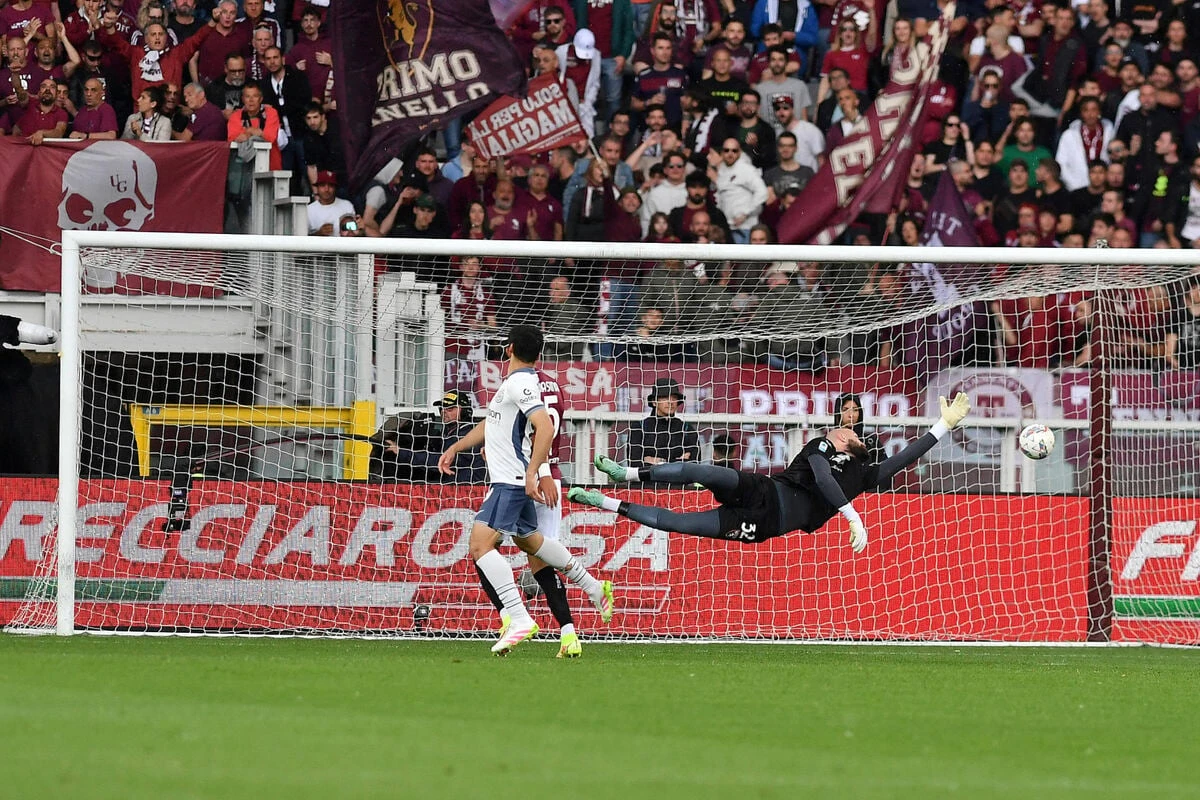 Medizinischer Notfall im Stadion: Fans stürzen von Tribüne, Schiri unterbricht Spiel