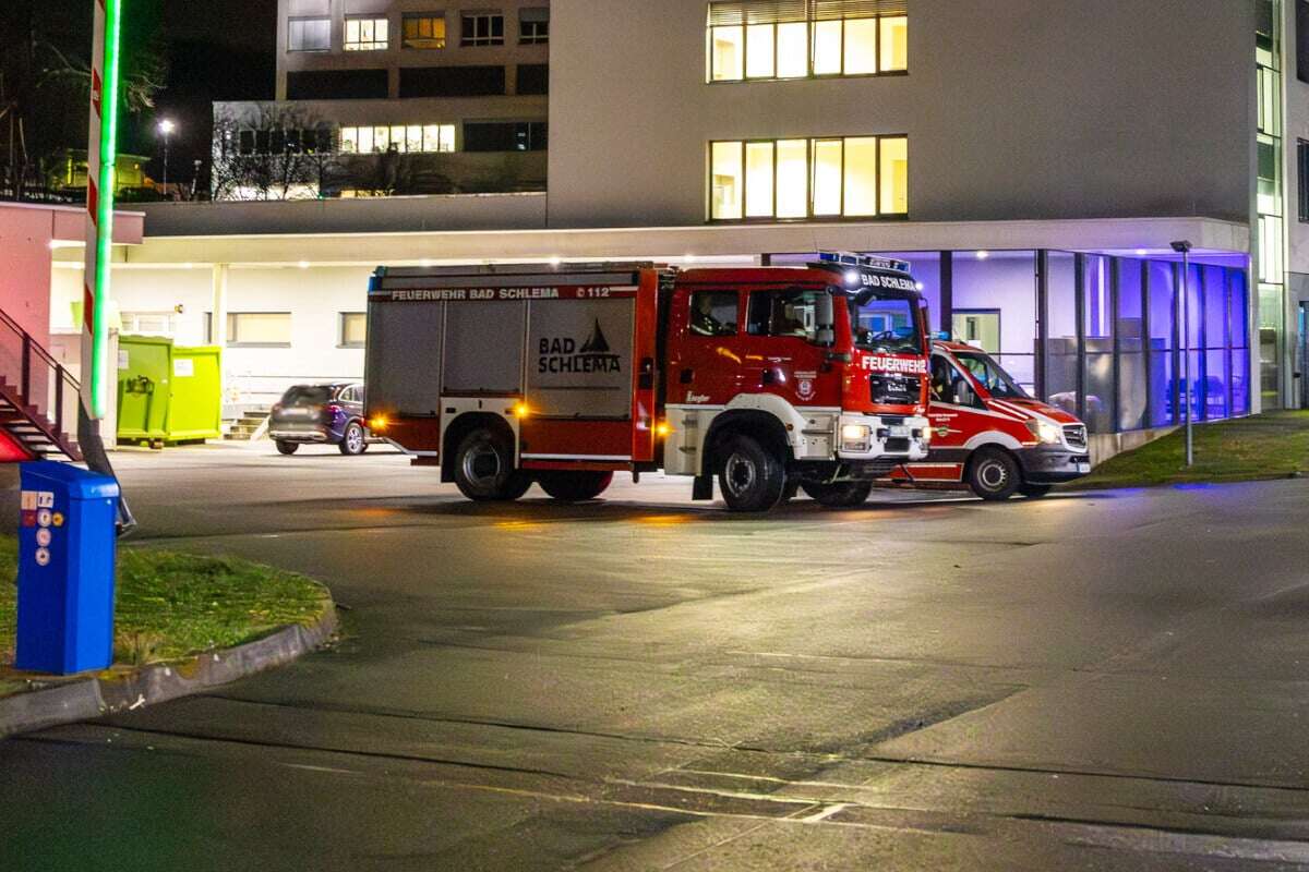 Feuerwehreinsatz im Erzgebirge: Frau zündet Bett in Krankenhaus an