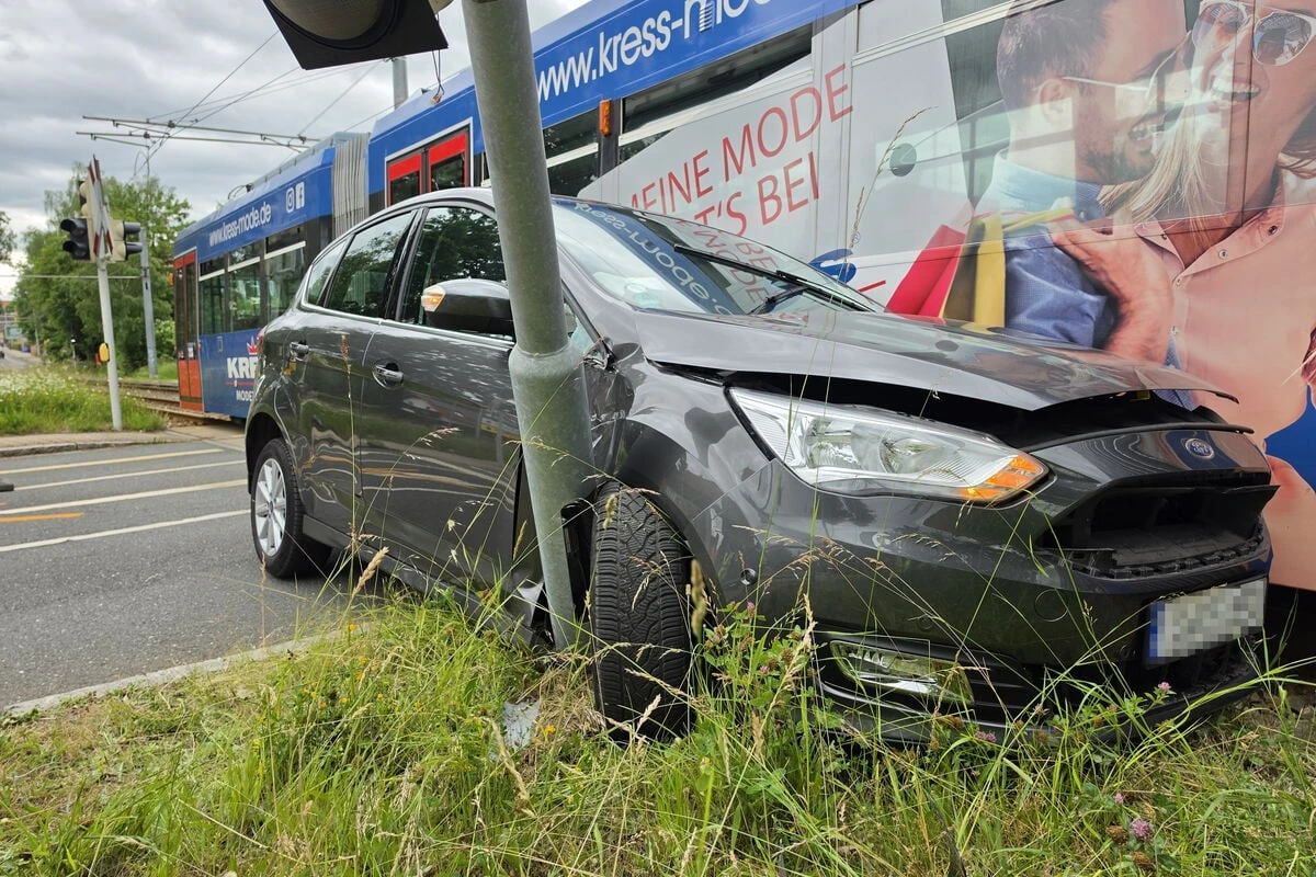 Fahrer im Krankenhaus: Ford wird zwischen Tram und Mast eingeklemmt