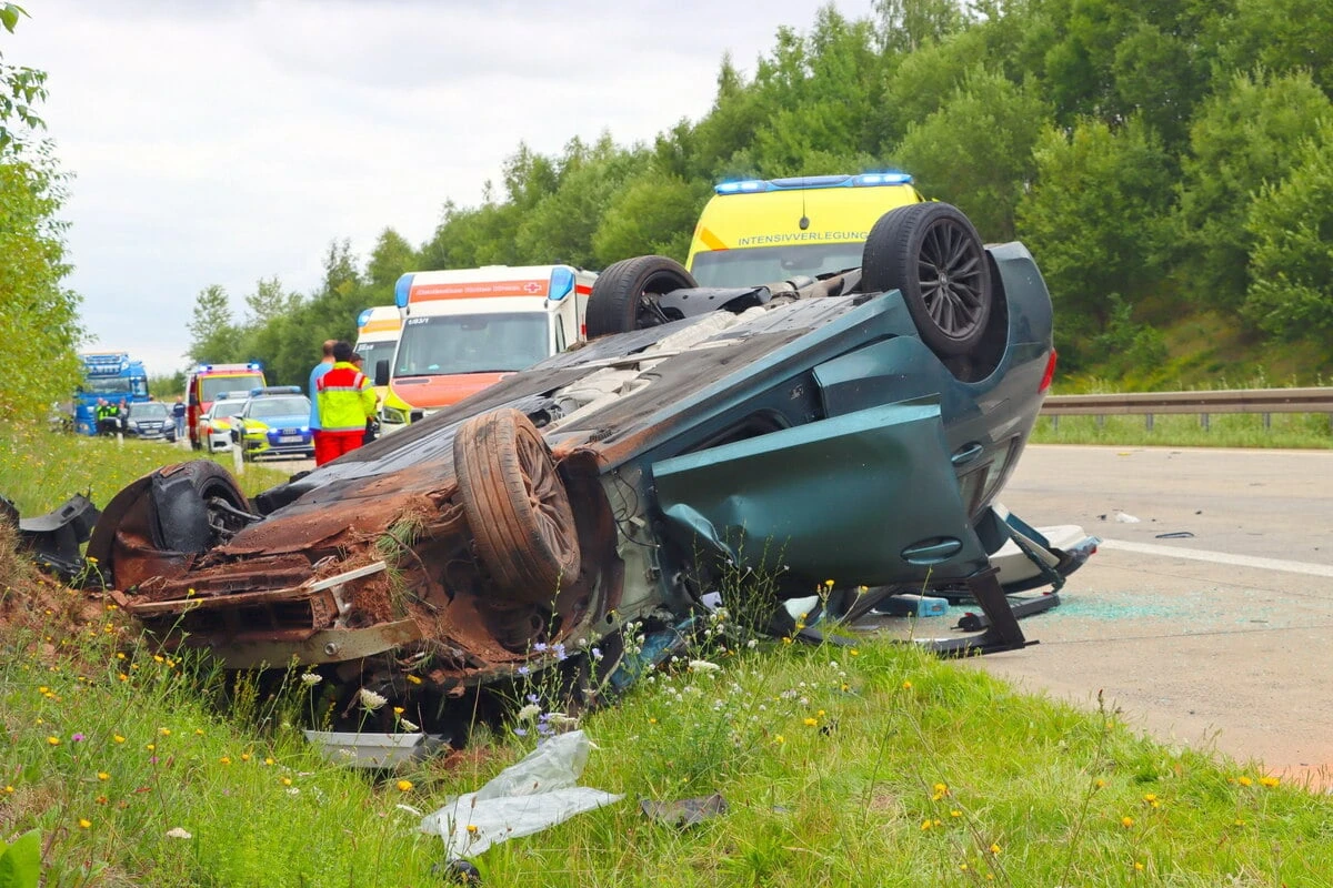 Trümmerfeld auf der A38: Autofahrer bei Unfall verletzt