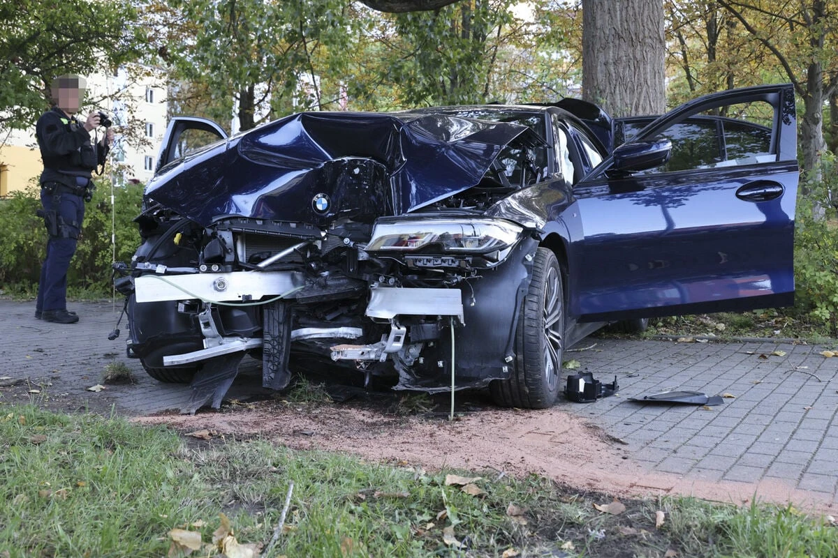 BMW kracht in Chemnitz gegen Baum: Zwei Verletzte