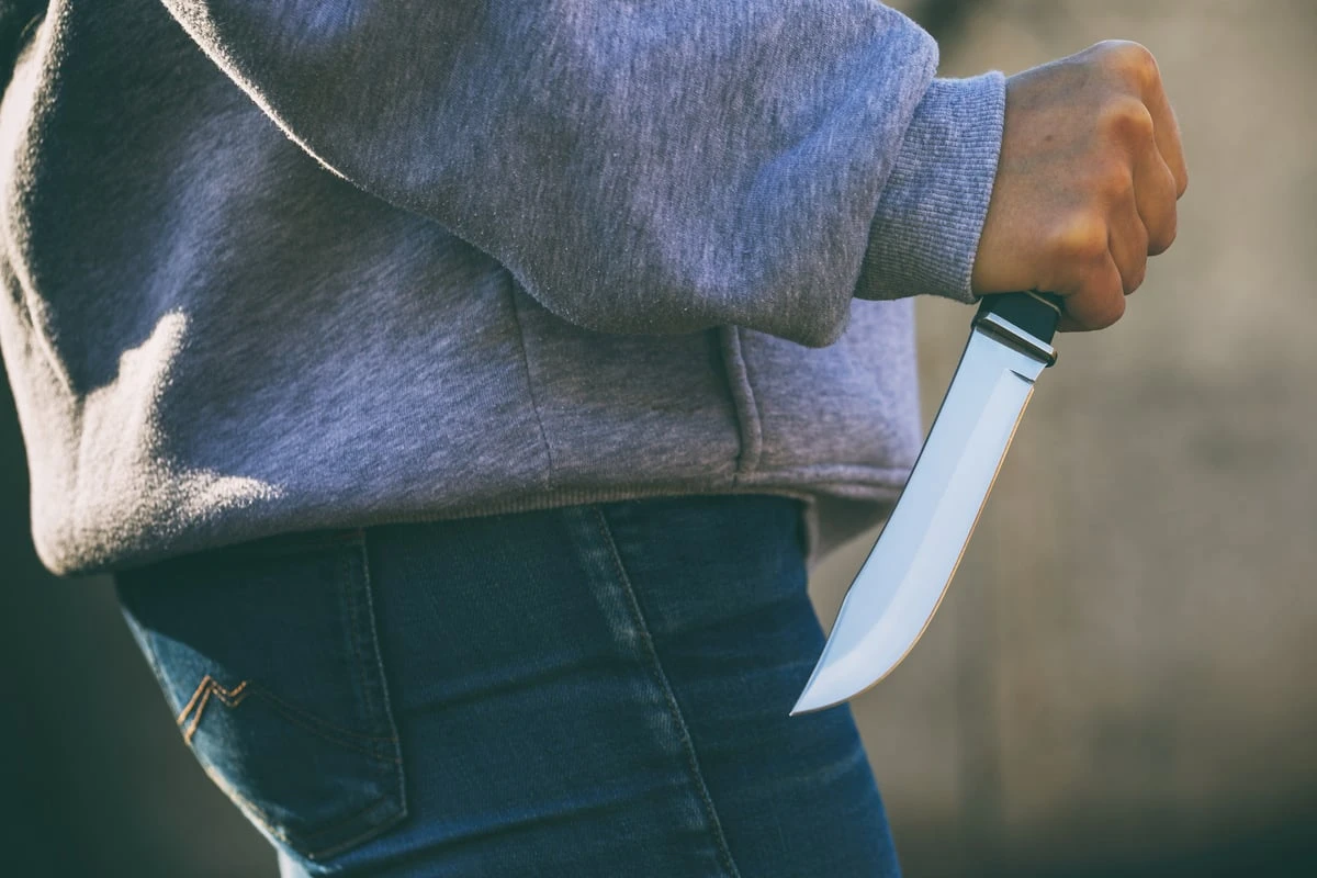 Kassiererin mit Messer bedroht: Polizei sucht nach flüchtigem Räuber