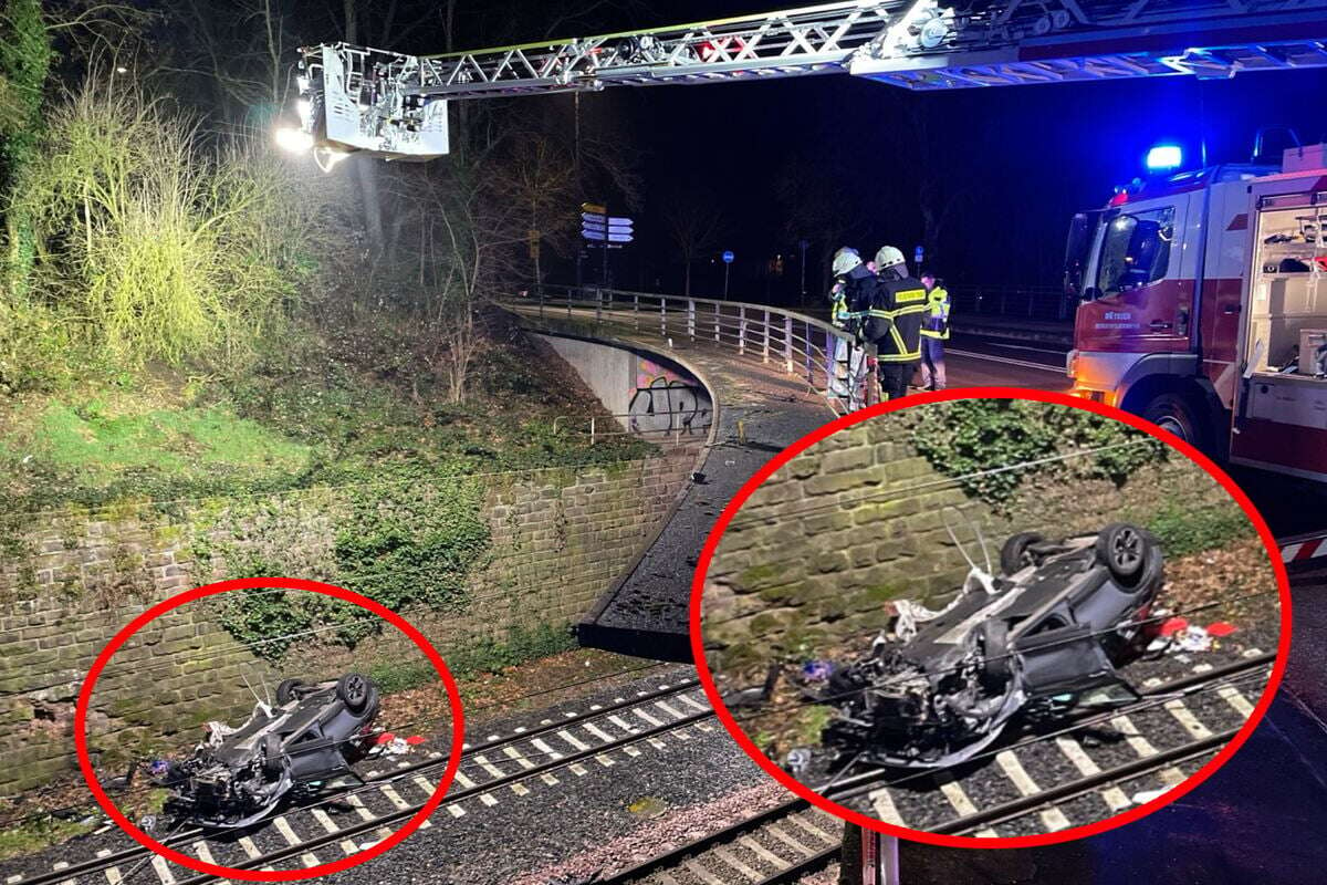 Seat stürzt an Bahnübergang fünf Meter tief auf die Gleise