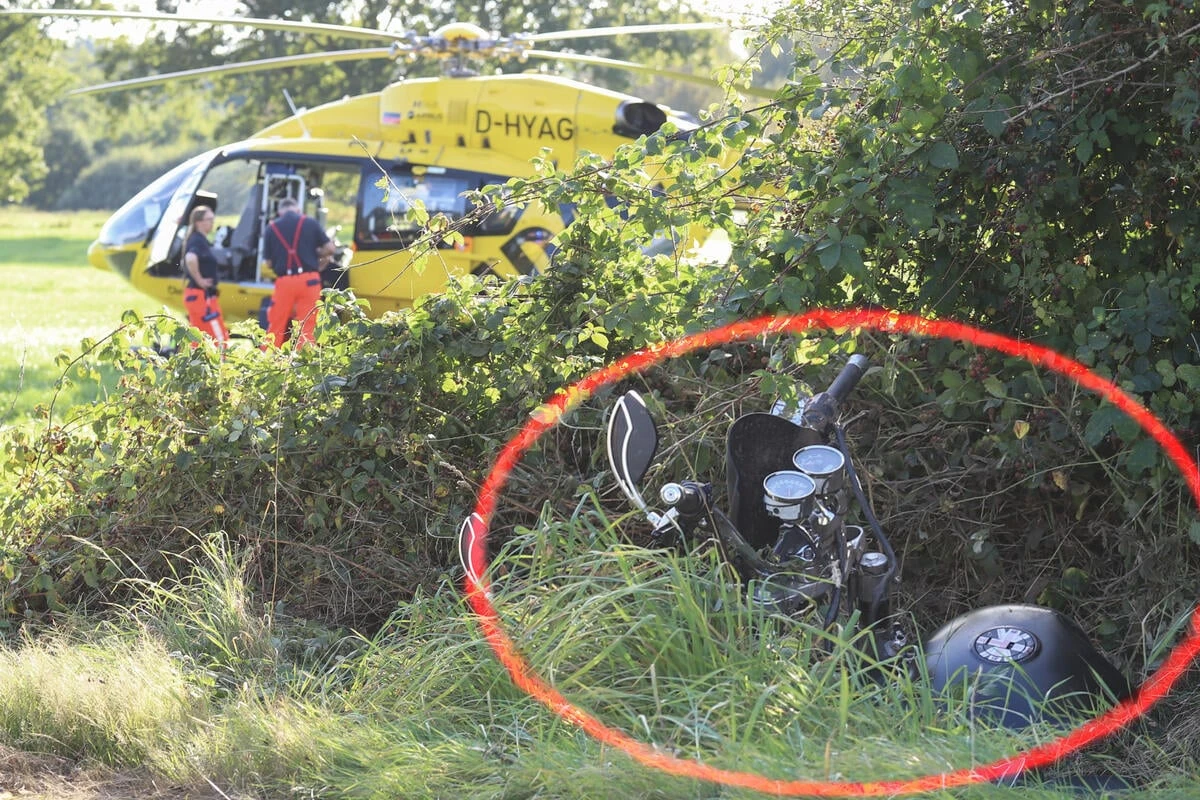 Motorradfahrerin prallt mit Auto zusammen und stirbt noch an der Unfallstelle