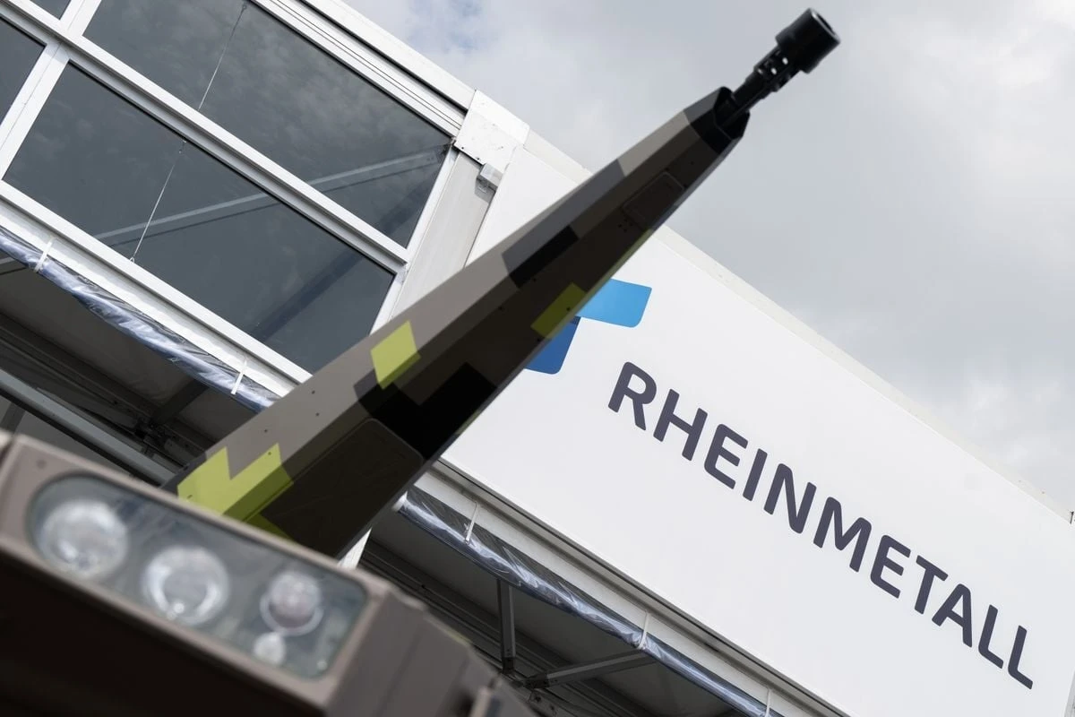 Blockade vor Rheinmetall in Berlin: Aktivisten kleben sich fest