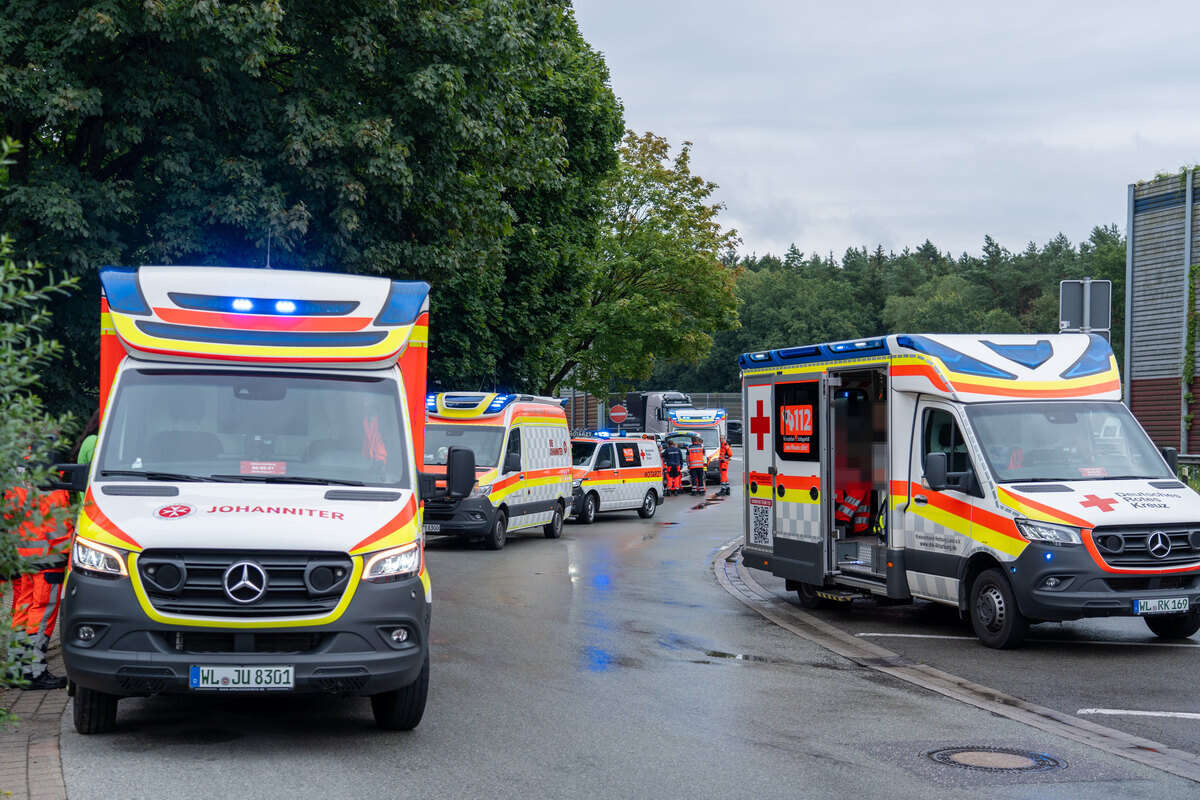 Spontaner Spurwechsel führt zu Unfall auf der A1: Mehrere verletzte Kinder