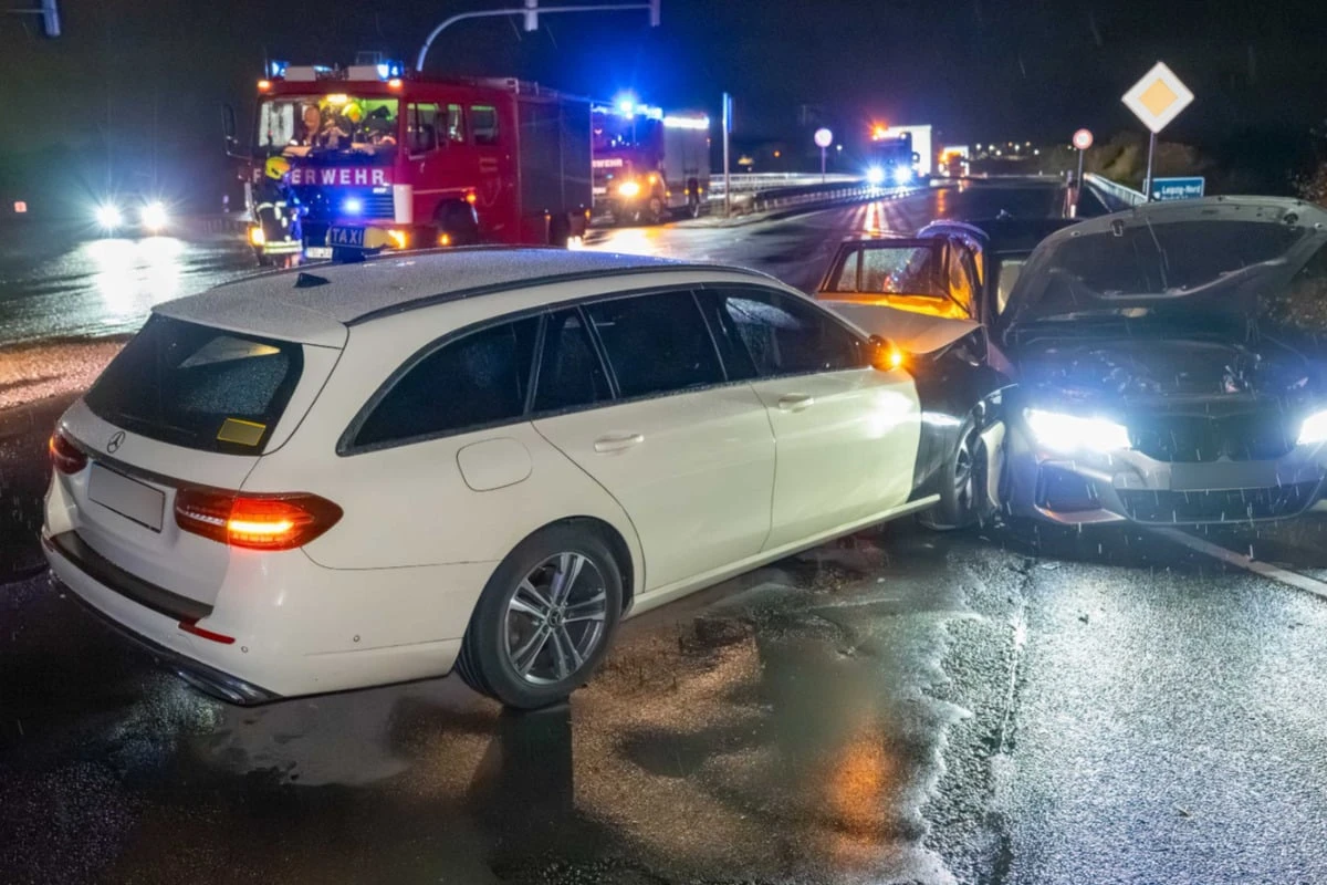Crash beim Auffahren auf A14: BMW zwischen Taxi und Leitplanke eingeklemmt