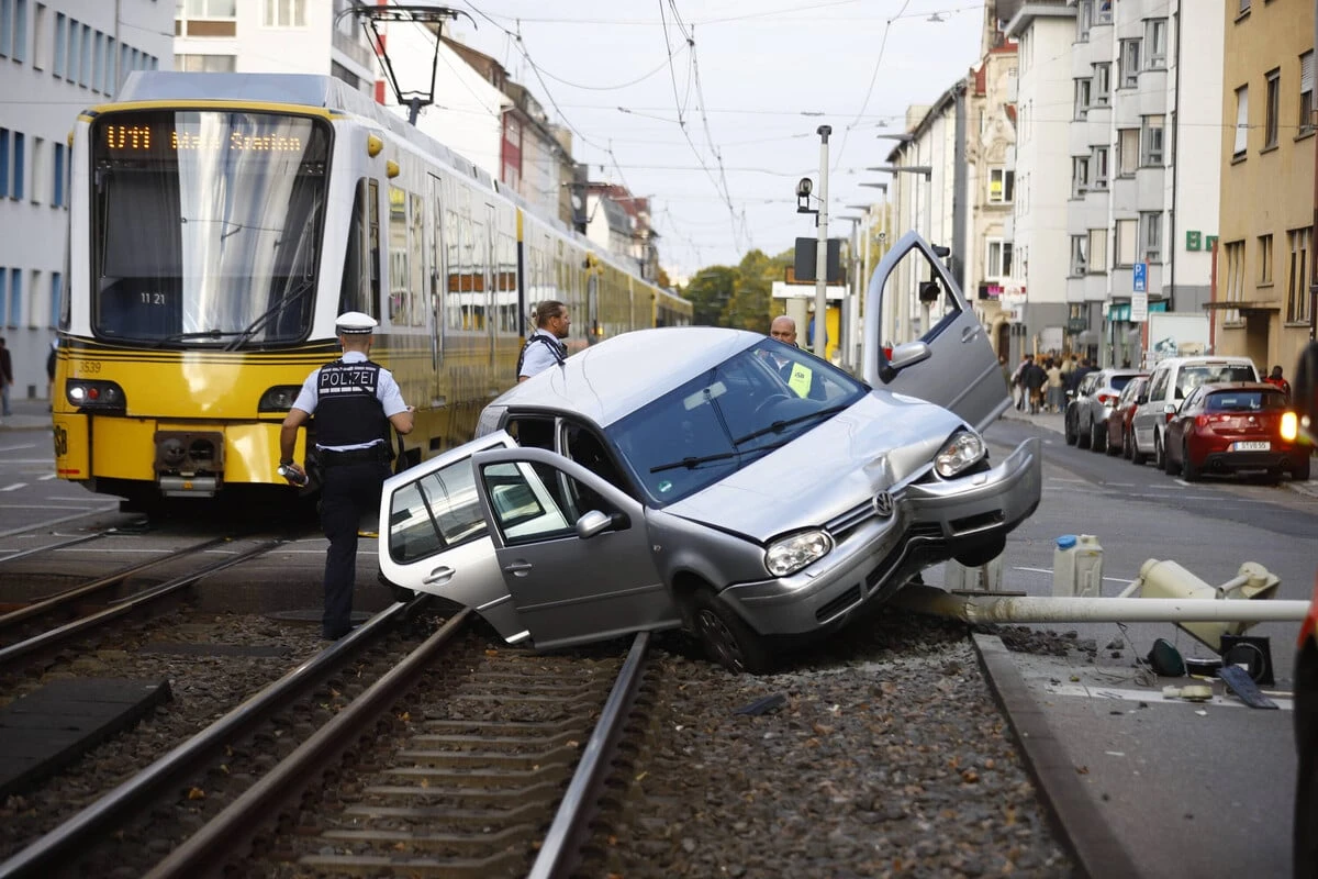 Unfall im Stuttgarter Osten: Golf kracht in Stadtbahn