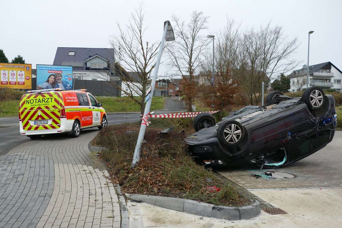 Auto nach Unfall auf Dach geschleudert! Seniorin muss durch Feuerwehr befreit werden