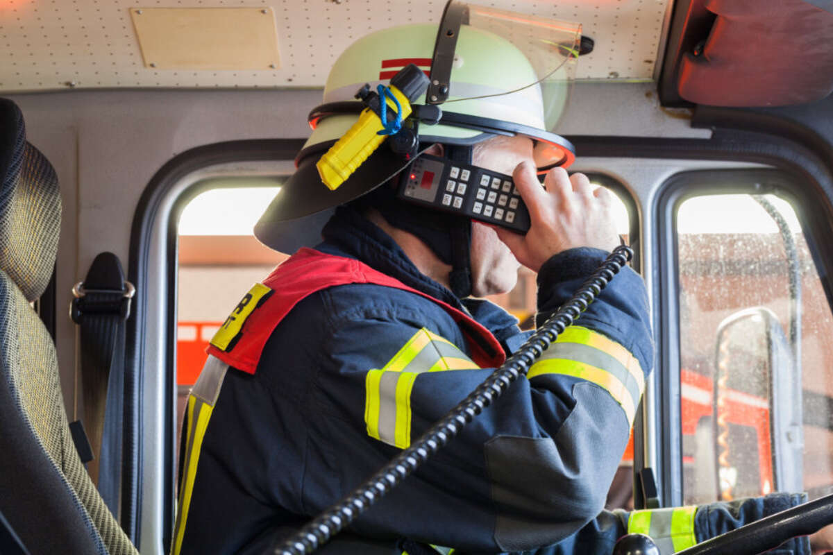 Autofahrer will durch gesperrte Straße fahren und kracht in Feuerwehrmann!