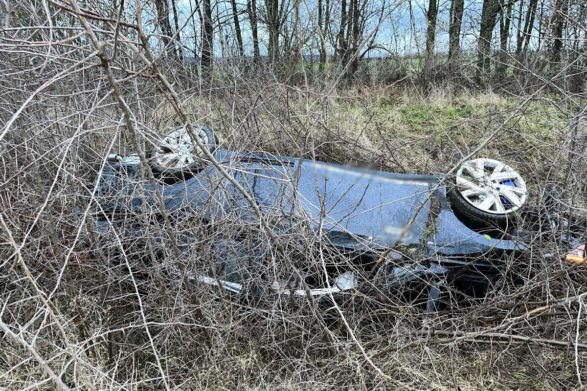 Auto überschlägt sich mehrfach auf A71: Passagiere aus Reisebus eilen zu Hilfe